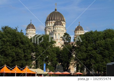 北欧バルト三国ラトビアの首都リガ　エスプラナーデ公園の一画にあるロシア正教会の救世主生誕大聖堂 102955474