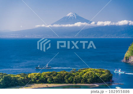 （静岡県）富士山を背に、戸田港から遠洋漁業に向かう漁船団 102955886