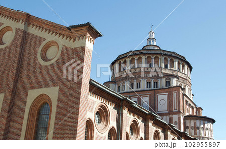 イタリア、ミラノにあるサンタ・マリア・デッレ・グラツィエ教会教会の外観 102955897