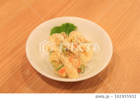 マヨネーズと胡椒を追加したポテトサラダ 102955932