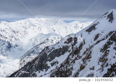 北アルプスの西穂独標の雪山登山　西穂丸山から見る双六岳 102956032