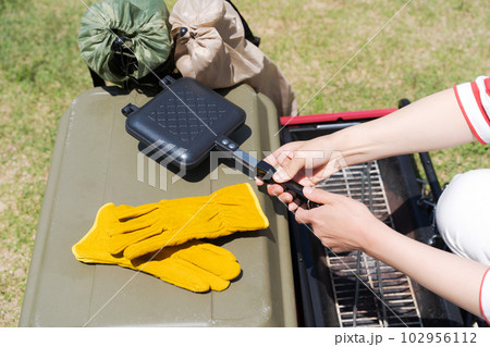 レジャー用品を準備する人の手元写真 102956112