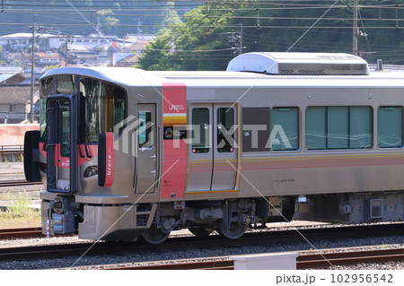 伯備線227系電車（新見：乗務員訓練時の回送・留置） 102956542
