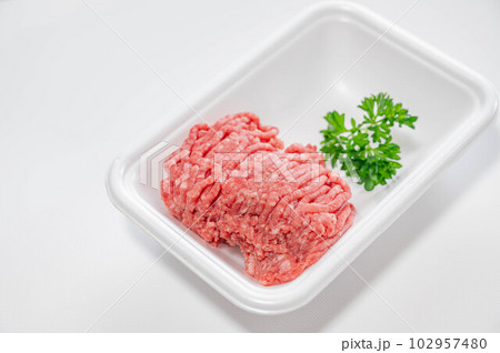パックに入った挽肉 102957480