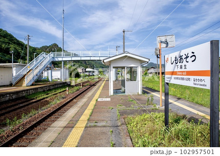 高山本線、下麻生駅のホーム 102957501