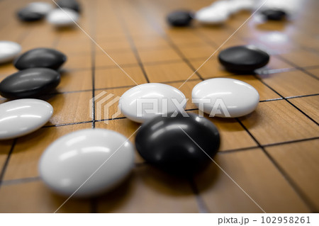 近距離から撮影された対局中の碁石と碁盤 102958261