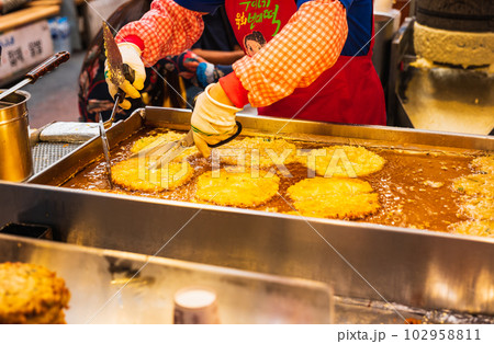 ソウル　広蔵市場のチヂミ屋台 102958811