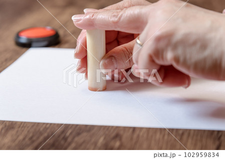 【判子を押す女性　朱肉有り】 102959834