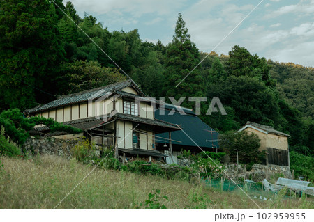 日本の丘の中腹にある伝統的な日本家屋 102959955