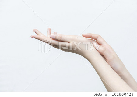 キレイな女性の手イメージ4 キレイな女性の手イメージ4 102960423