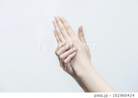 キレイな女性の手イメージ5 102960424