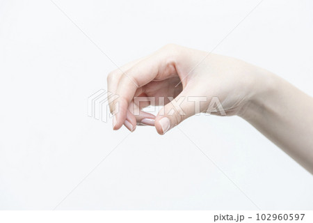何かを掴む女性の手元1 102960597