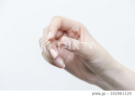 細いものを持つ女性の手元の写真素材 [102961120] - PIXTA