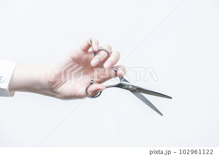 ハサミを持つ女性の手元2 ハサミを持つ女性の手元2 102961122