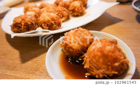 揚げたイカしゅうまいをタレとご飯で食べる 揚げたイカしゅうまいをタレとご飯で食べる 102961545