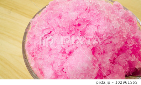 夏の風物詩 いちご味のかき氷 夏の風物詩 いちご味のかき氷 102961565