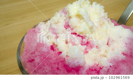 夏の風物詩 いちご味のかき氷 夏の風物詩 いちご味のかき氷 102961569