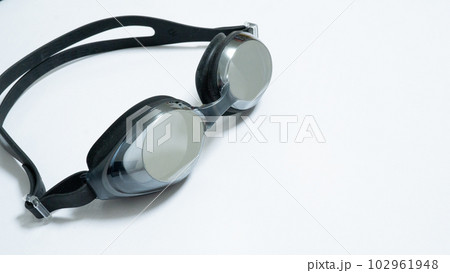 プールや海水浴で使う水中メガネ プールや海水浴で使う水中メガネ 102961948