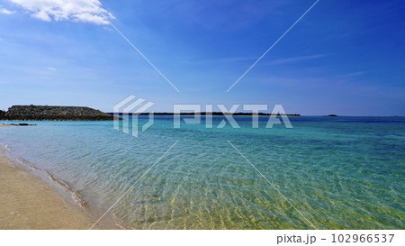 沖縄県伊是名島 快晴の伊是名ビーチ 沖縄県伊是名島 快晴の伊是名ビーチ 102966537
