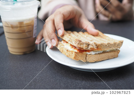 women holding sandwich and paper coffee cup outdoor , women holding sandwich and paper coffee cup outdoor , 102967825