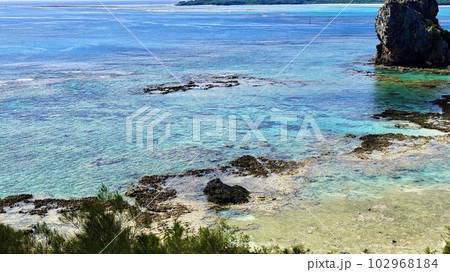 ギタラ展望台から見える海ギタラと二見ヶ浜 102968184