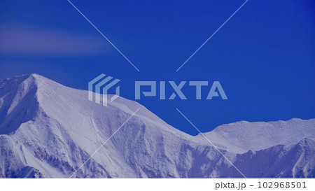 新潟県湯沢町から見た快晴の日の冬の谷川連峰の望遠写真 102968501