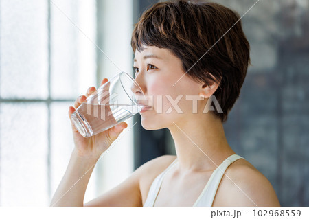 水の入ったグラスを持つ女性 102968559