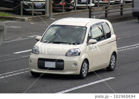 コンパクトカー　道路走行 102968694