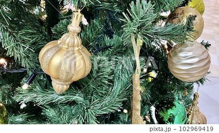 オーナメントをつけたクリスマスツリー 102969419