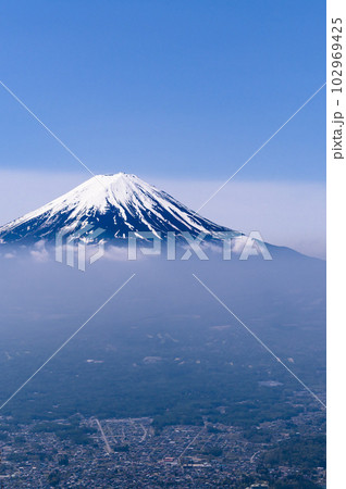 御坂山地・黒岳より望む富士山の絶景 102969425
