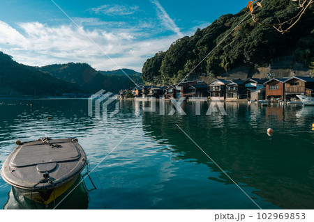 日本の原風景京都府伊根町の舟屋を撮影したもの 日本の原風景京都府伊根町の舟屋を撮影したもの 102969853