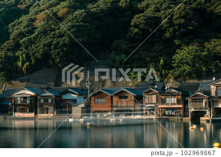 日本の原風景京都府伊根町の舟屋を撮影したもの 102969867