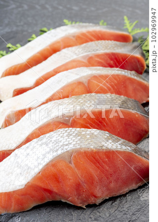 新鮮で美味しい鮭の切り身 102969947