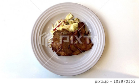 スライスされたチャーシューと野菜炒め スライスされたチャーシューと野菜炒め 102970355