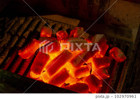 真っ赤に燃える炭火素材 102970961
