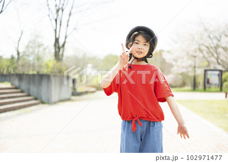 ヘルメットをかぶる女の子 102971477