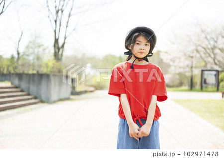 ヘルメットをかぶる女の子 102971478
