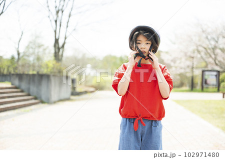 ヘルメットをかぶる女の子 102971480