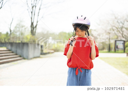 ヘルメットをかぶる女の子 102971481