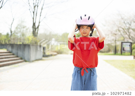 ヘルメットをかぶる女の子 ヘルメットをかぶる女の子 102971482