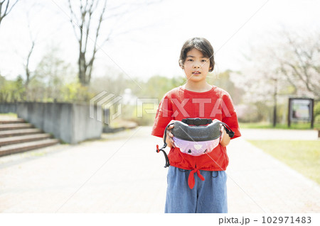 ヘルメットをかぶる女の子 102971483