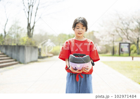 ヘルメットをかぶる女の子 ヘルメットをかぶる女の子 102971484