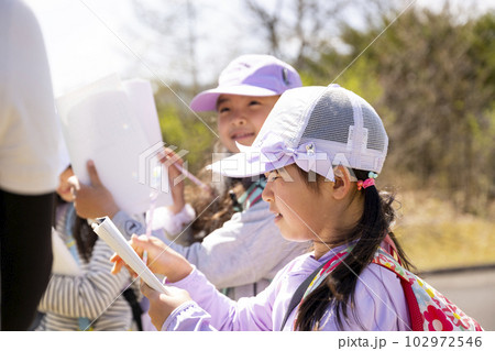 小学校の校外学習の様子 102972546