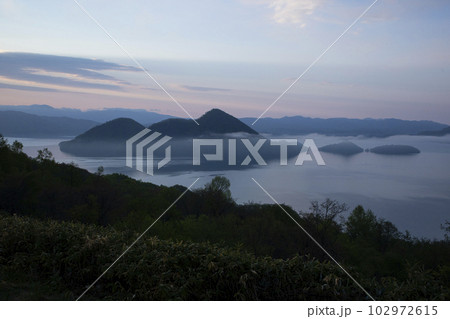 早春の洞爺湖 102972615