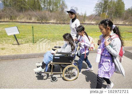 遠足　女子小学生 