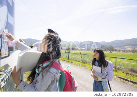 小学校の校外学習の様子 102972808