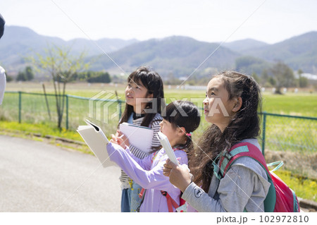 小学校の校外学習の様子 102972810