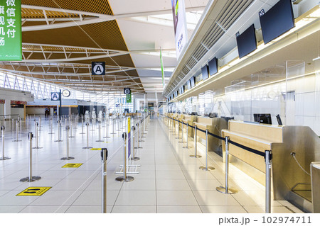 新千歳空港国際線のチェックインカウンター 102974711