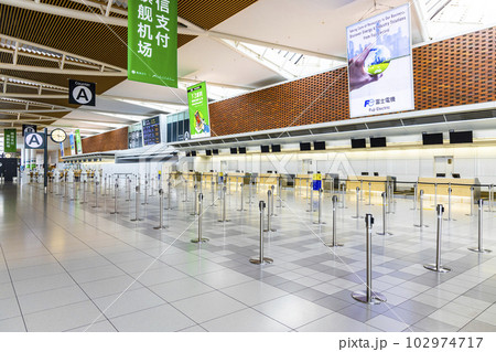 新千歳空港国際線のチェックインカウンター 102974717