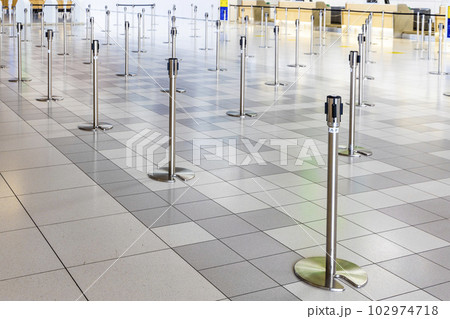 新千歳空港国際線のチェックインカウンター 102974718